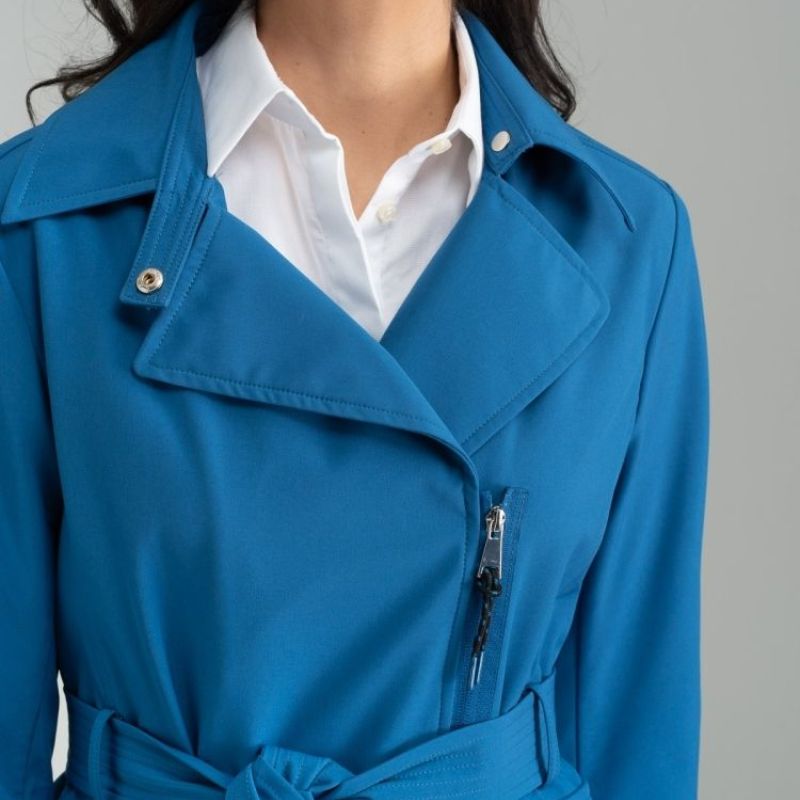 Dettaglio apertura collo del trench donna lungo bluette